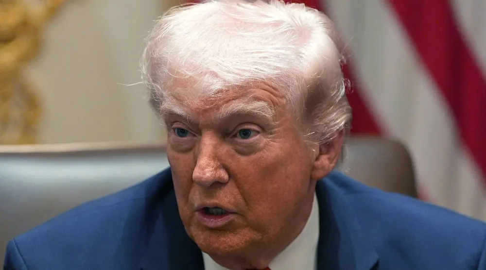 الرئيس الأميركي دونالد ترمب يتحدث خلال اجتماع لمجلس الوزراء في البيت الأبيض بالعاصمة واشنطن 26 مارس 2026 (أ.ب)