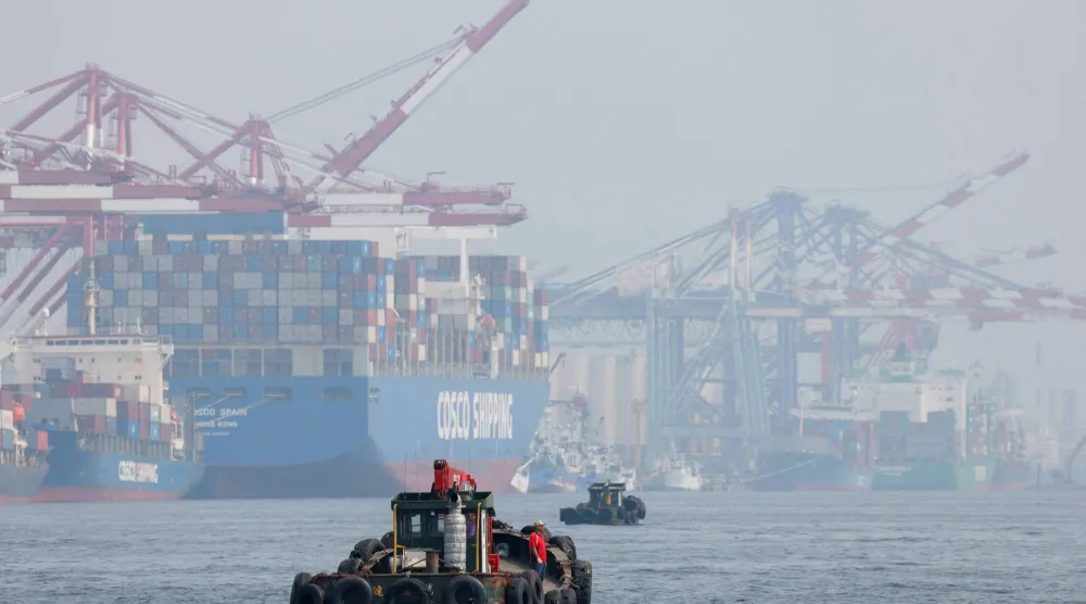 سفن شحن وسفن أخرى في ميناء كاوهسيونغ التايواني في 23 مارس 2026 (رويترز)
