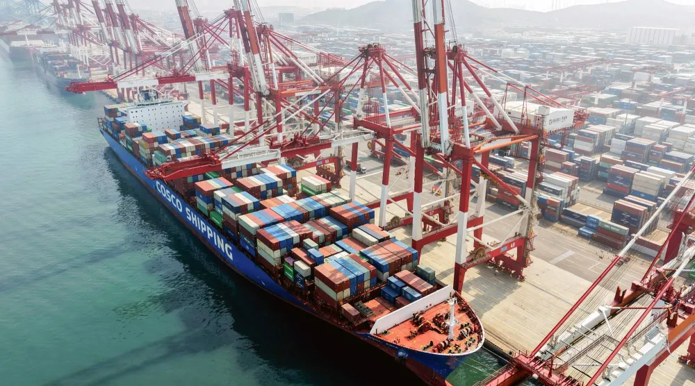 سفينة حاويات في ميناء قينغداو شرق الصين (أ.ف.ب)