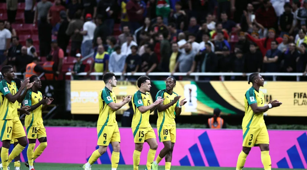 لاعبو جامايكا يحتفلون عقب التأهل لنهائي الملحق (أ.ف.ب)