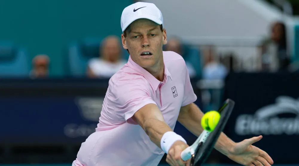 الإيطالي يانيك سينر إلى نصف نهائي «ميامي» (رويترز)