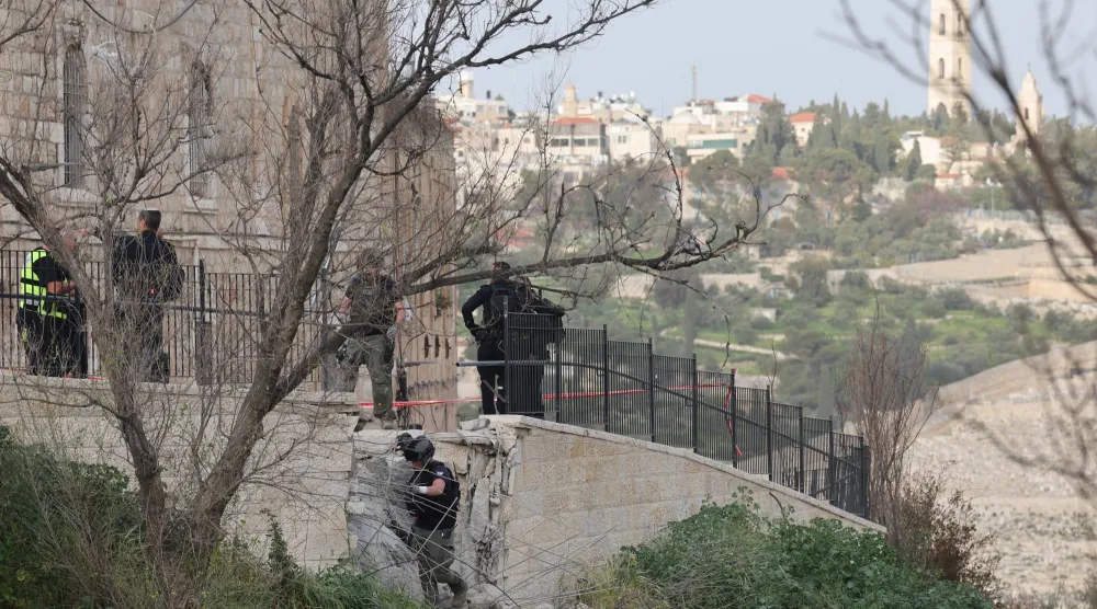 أفراد من الشرطة الإسرائيلية يتفقدون الموقع الذي سقط فيه حطام صاروخ باليستي إيراني في الحي اليهودي بالبلدة القديمة في القدس... 20 مارس 2026 (إ.ب.أ)