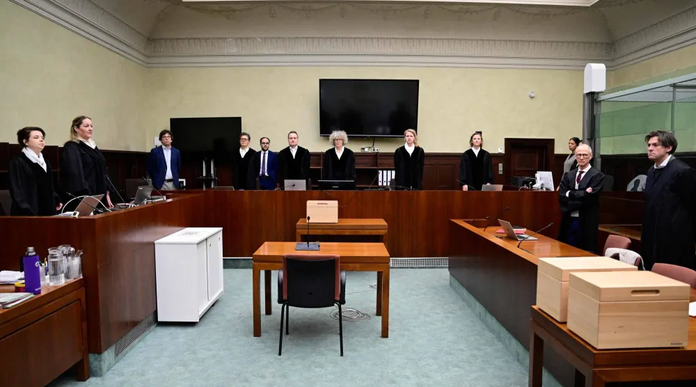 من داخل قاعة محكمة العدل العليا في شونيبيرغ قبل افتتاح محاكمة زعيم ميليشيا سوري متهم بارتكاب جرائم ضد الإنسانية... برلين 27 مارس 2026 (أ.ف.ب)