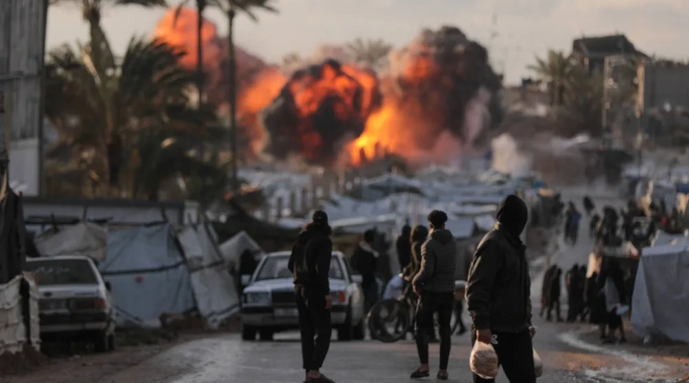 نيران تتصاعد من مكان استهدفته ضربة إسرائيلية قرب مخيم للنازحين في دير البلح وسط قطاع غزة الأربعاء الماضي (أ.ب)