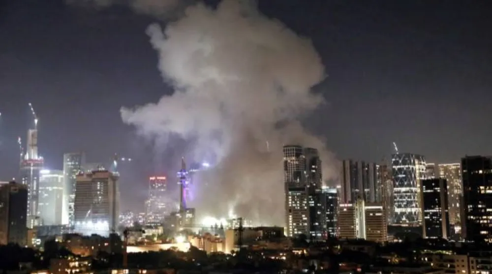 تصاعد الدخان عقب هجوم صاروخي من إيران على تل أبيب (رويترز)
