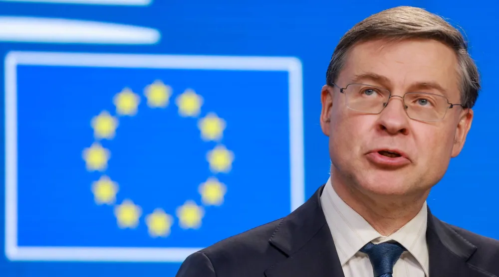 فالديس دومبروفسكيس، يحضر مؤتمرًا صحفيًا عقب اجتماع افتراضي لمجموعة اليورو في بروكسل (إ ب أ)