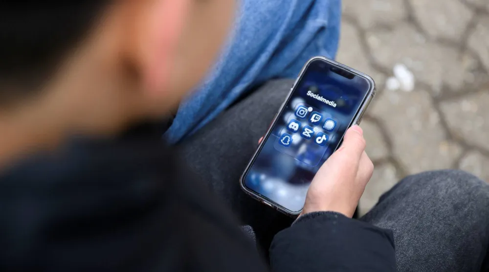 استخدام وسائل التواصل الاجتماعي بكثرة قد يؤثر على الحياة اليومية (رويترز)