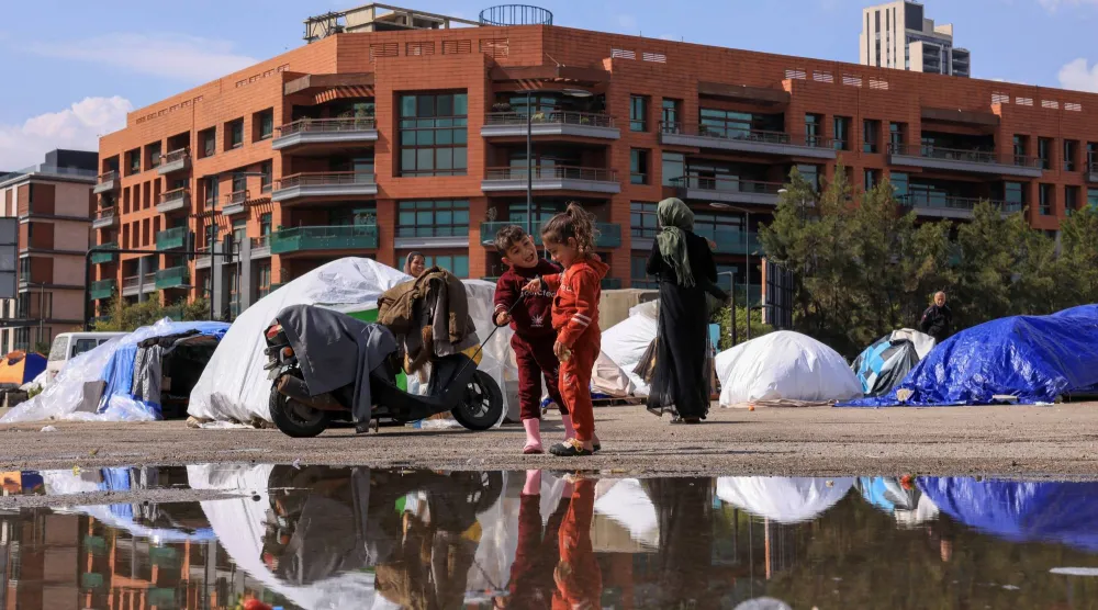 خيام لنازحين من الجنوب اللبناني في وسط بيروت (رويترز)