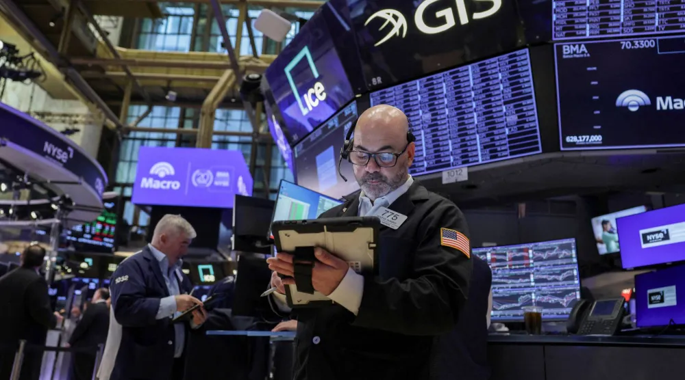 متداولون في بورصة وول ستريت بمدينة نيويورك الأميركية (رويترز)