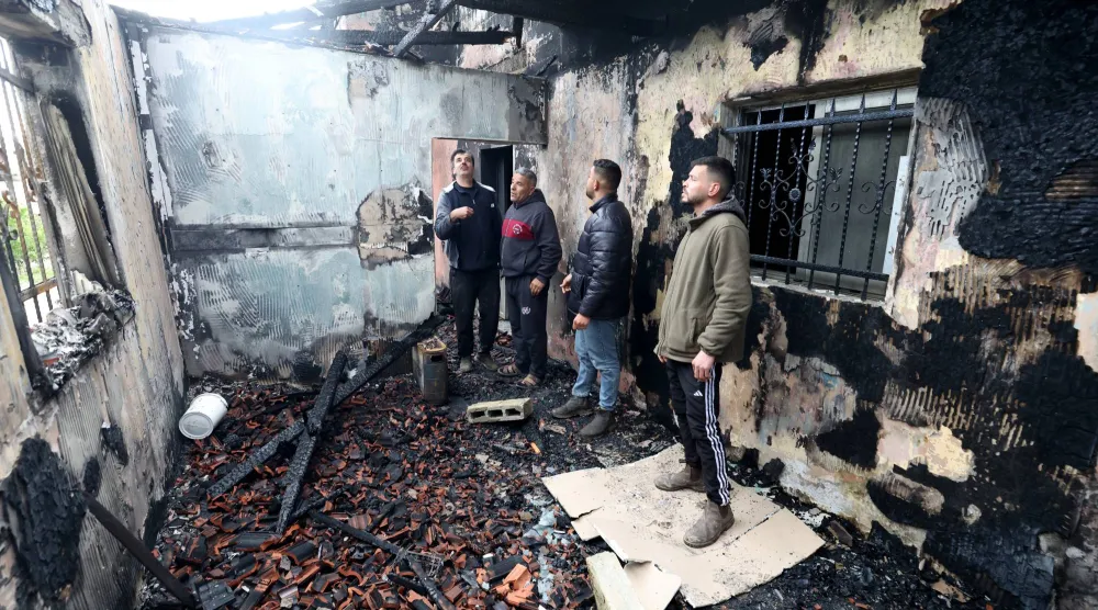 فلسطينيون يتفقدون منزلاً متضرراً في قرية الفندقومية بالضفة الغربية جنوب جنين بعد هجوم المستوطنين الإسرائيليين 22 مارس 2026 (إ.ب.أ)