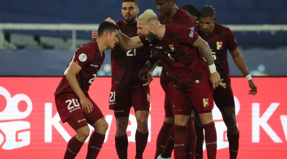 منتخب فنزويلا حقق انتصارا كبيرا على منتخب ترينداد وتوباغو (رويترز)