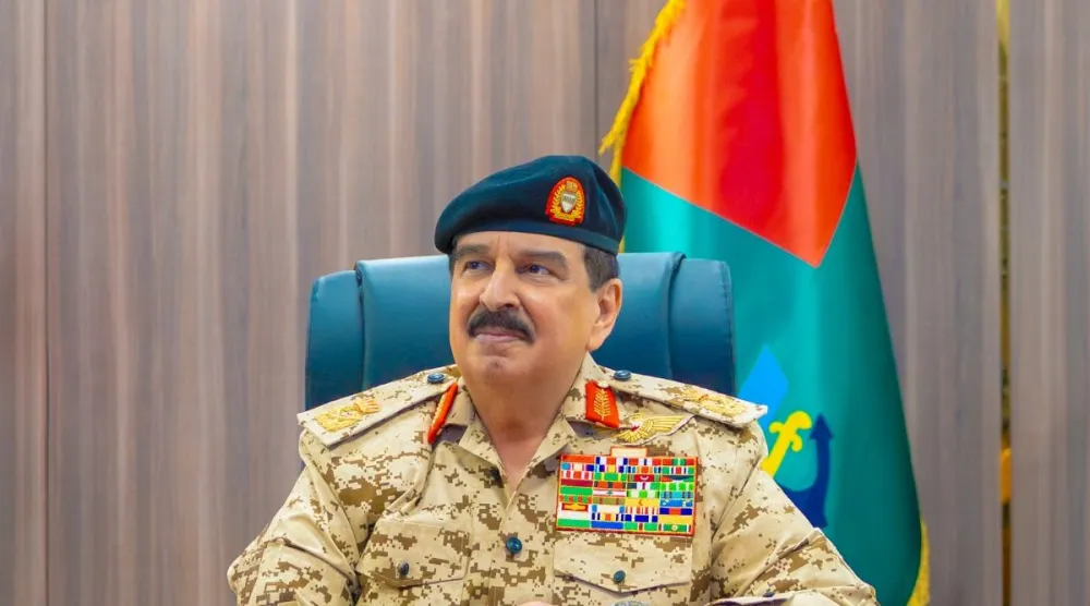 الملك حمد بن عيسى لدى لقائه ضباطاً من «قوة دفاع البحرين» الجمعة (بنا)