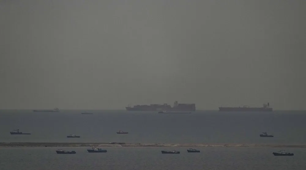 «الحرس الثوري» الإيراني أكد أن المضيق مغلق أمام حركة الملاحة من وإلى موانٍ مرتبطة بـ«العدو» (أ.ب)