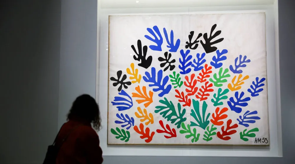 لوحة «الحزمة» لهنري ماتيس في معرض «ماتيس: 1941-1954» بباريس (رويترز)