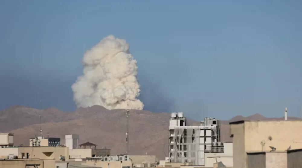 دخان يتصاعد عقب هجوم إسرائيلي في طهران (رويترز)