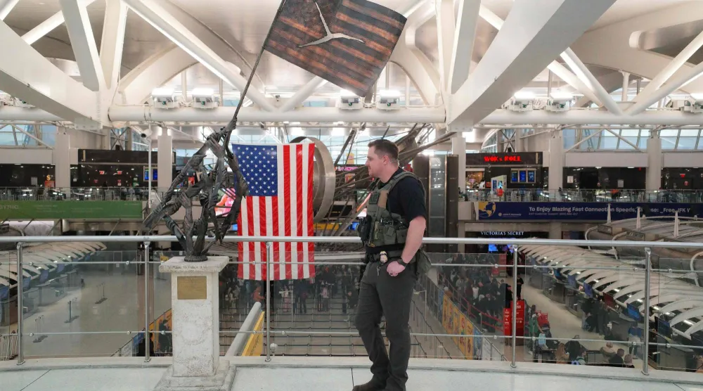 عملاء من دائرة الهجرة والجمارك (آيس) ينفّذون دوريات بمبنى الركاب بمطار جون إف كيندي الدولي في نيويورك (أ.ف.ب)