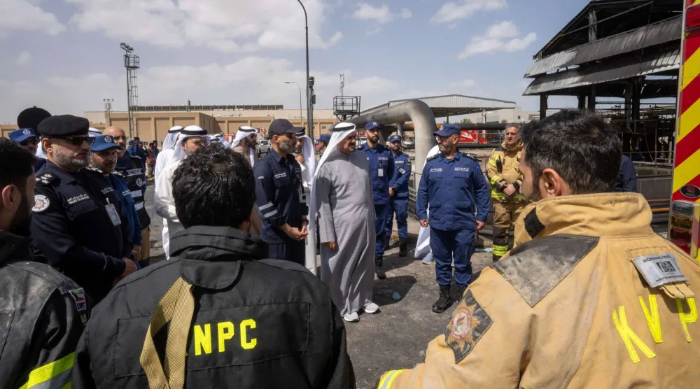 رئيس الوزراء الشيخ أحمد العبد الله يتفقد موقع حريق خزانات الوقود بمطار الكويت الدولي (كونا)