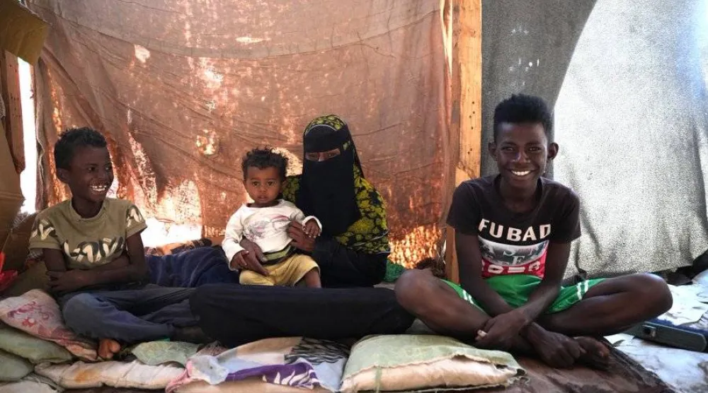 عائلة يمنية مكونة من أم و7 أطفال نزحت من الحديدة إلى منطقة دار سعد في عدن (الأمم المتحدة)