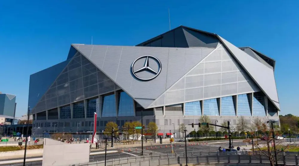 ملعب «مرسيدس بنز ستاديوم» يستعد للمونديال بأرضية جديدة (رويترز)