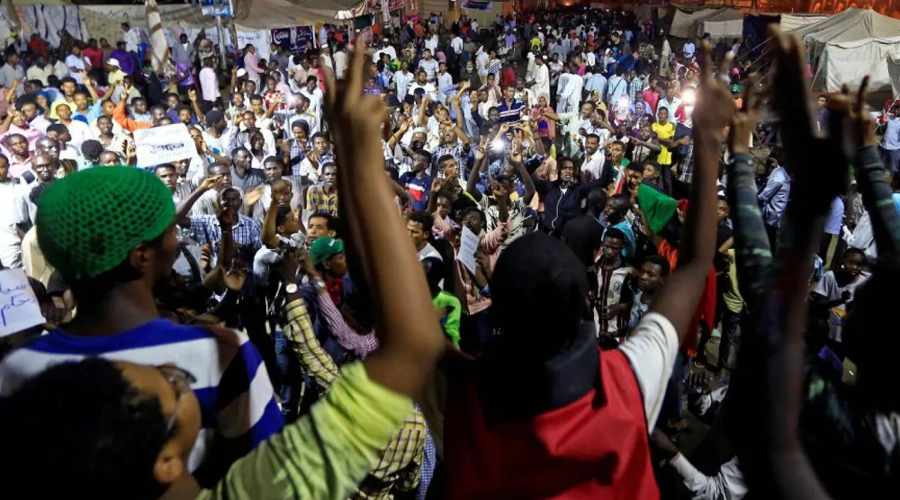 حكم التيار الإسلامي في السودان بقبضة من حديد طيلة 30 عاماً... وأطاحته ثورة شعبية عارمة انطلقت 19 ديسمبر 2018 (رويترز)