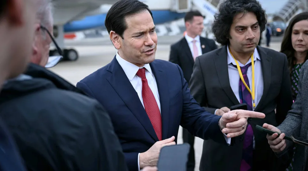 روبيو متحدّثاً مع صحافيين قبل مغادرة فرنسا بعد انتهاء أعمال مجموعة السبع 27 مارس (أ.ب)