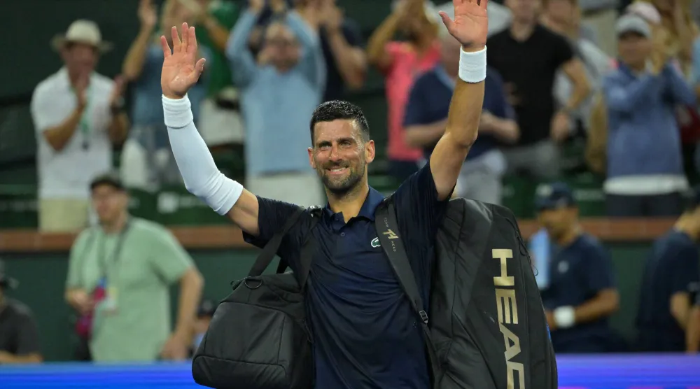 نوفاك ديوكوفيتش خارج مونت كارلو (رويترز)