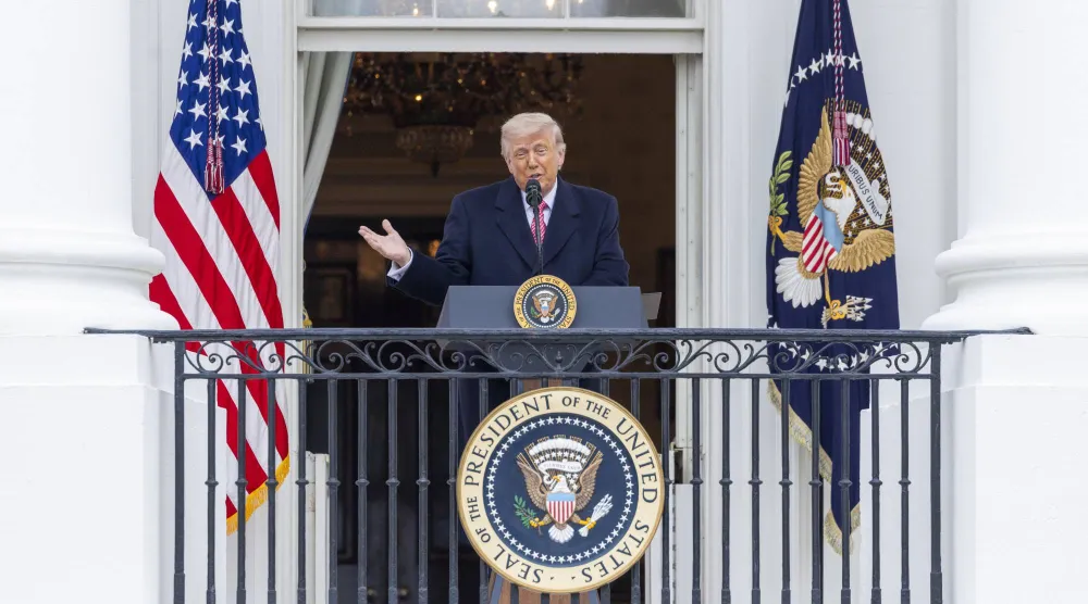  ترمب يلقي كلمة خلال فعالية أقيمت في الحديقة الجنوبية للبيت الأبيض(إ.ب.أ)