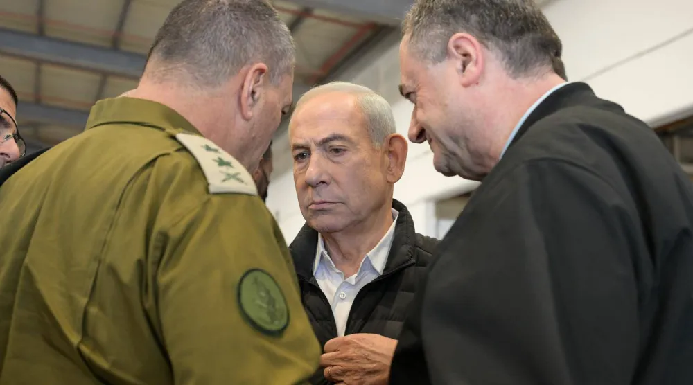 نتنياهو يتحدث مع وزير الدفاع يسرائيل كاتس ورئيس الأركان إيال زامير في 3 مارس 2026 (د.ب.أ)