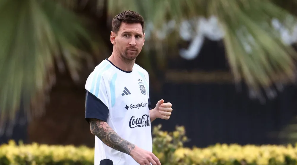 ميسي خلال تدريبات المنتخب الأرجنتيني الأخيرة في بيونس آيرس (رويترز)