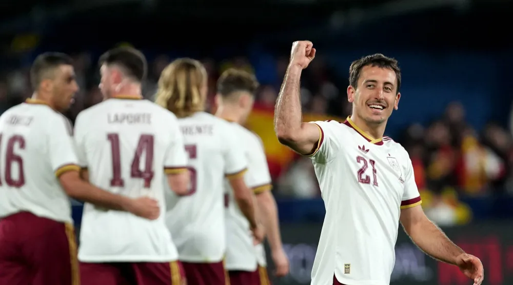 الإسباني أويارسابال محتفلا بهدفه الشخصي الثاني أمام صربيا (إ.ب.أ)