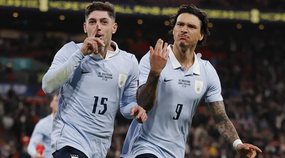 فالفيردي محتفلا مع نونيز بالهدف (رويترز)