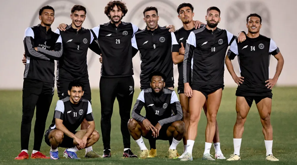 لاعبو الشباب في لقطة جماعية بعد نهاية المران (موقع النادي)