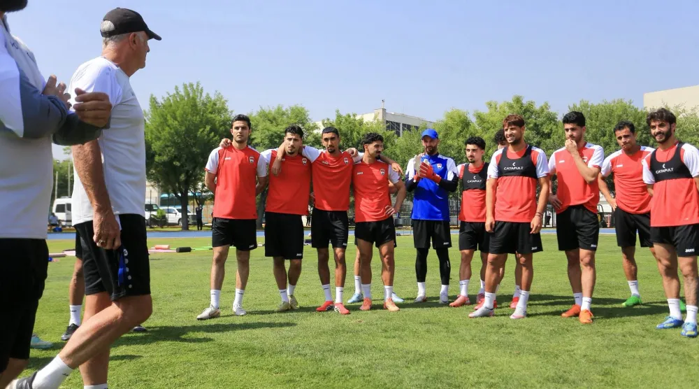غراهام أرنولد مدرب العراق في محاضرة فنية للاعبين (المنتخب العراقي)