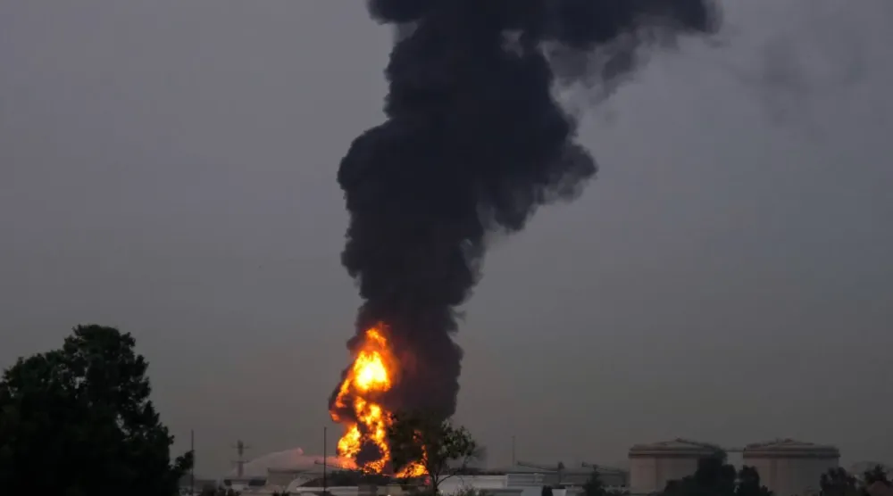 أرشيفية لتصاعد أعمدة الدخان بعد استهداف خزان وقود بطائرة مُسيرة قرب مطار دبي الدولي (أ.ب)