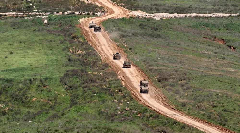 مركبات عسكرية إسرائيلية تُناور على الجانب اللبناني من الحدود... كما تُرى من الجليل الأعلى شمال إسرائيل (إ.ب.أ)