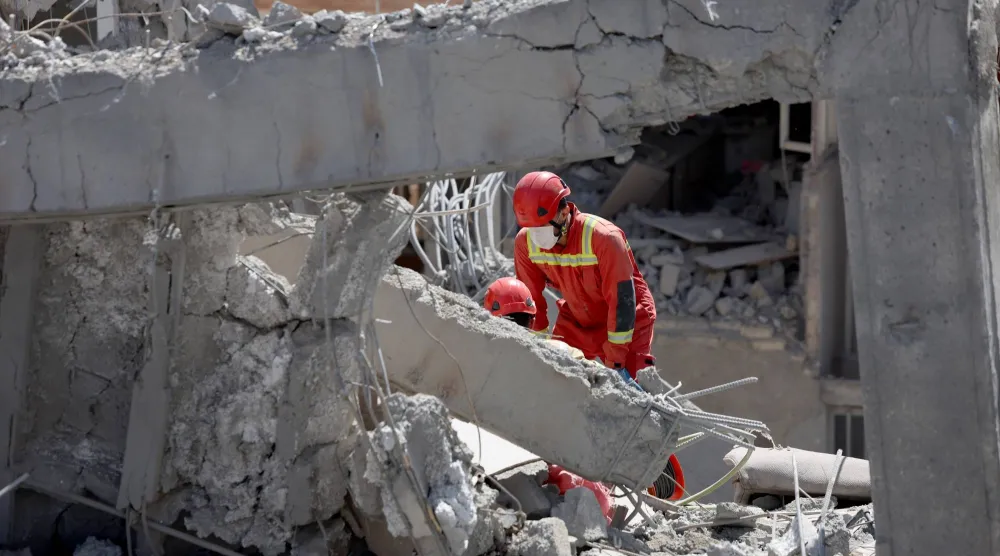 يعمل رجال الإطفاء الإيرانيون على إخماد حريق في مبنى سكني متضرر جنوب طهران (إ.ب.أ)