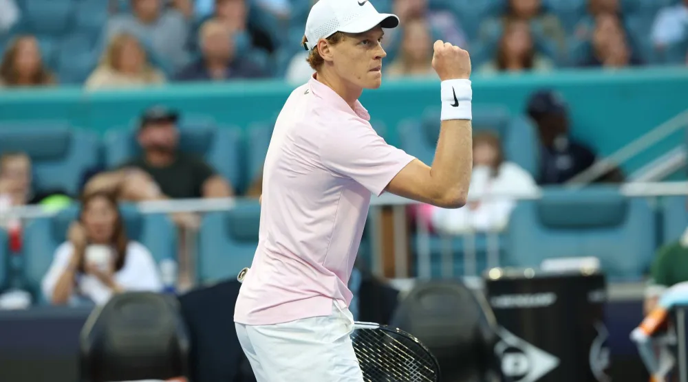 يانيك سينر هزم زفيريف وتأهل لنهائي ميامي (د.ب.أ)