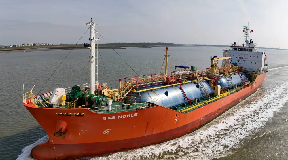 ناقلة غاز ترفع علم جزر مارشال تبحر في المياه الهولندية (إ.ب.أ)