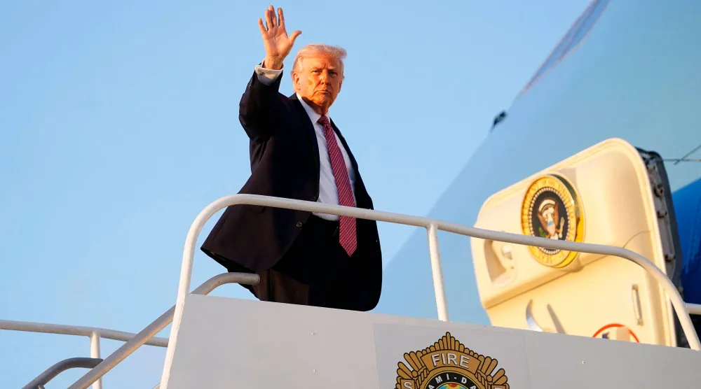 الرئيس الأميركي دونالد ترمب يغادر ميامي بالطائرة الرئاسية (أ.ف.ب)