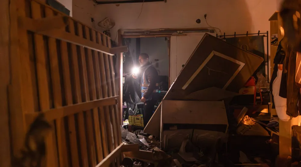 أحد أعضاء فريق الإنقاذ الإسرائيلي يتفقد الأضرار الناجمة عن هجوم صاروخي إيراني على تل أبيب (د.ب.أ)