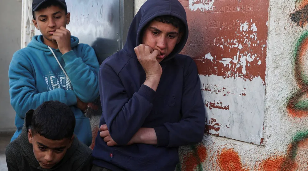 فتيان فلسطينيون يشاركون في تشييع قتلى سقطوا بغارة إسرائيلية في مدينة غزة السبت (رويترز)