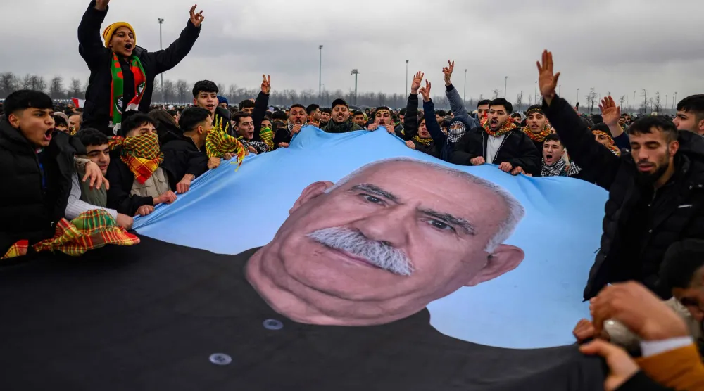 صورة كبيرة لأوجلان رفعها أكراد مشاركون في احتفالات عيد «نوروز» بإسطنبول في 22 مارس مطالبين بإطلاق سراحه (أ.ف.ب)