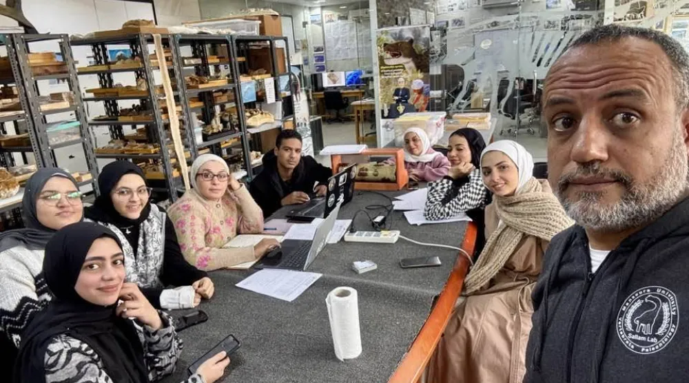 هشام سلام وعدد من طلابه في مركز جامعة المنصورة للحفريات الفقارية (سلام لاب)