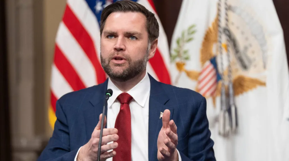 نائب الرئيس الأميركي جي دي فانس متحدثاً في البيت الأبيض يوم 27 مارس (أ.ب)