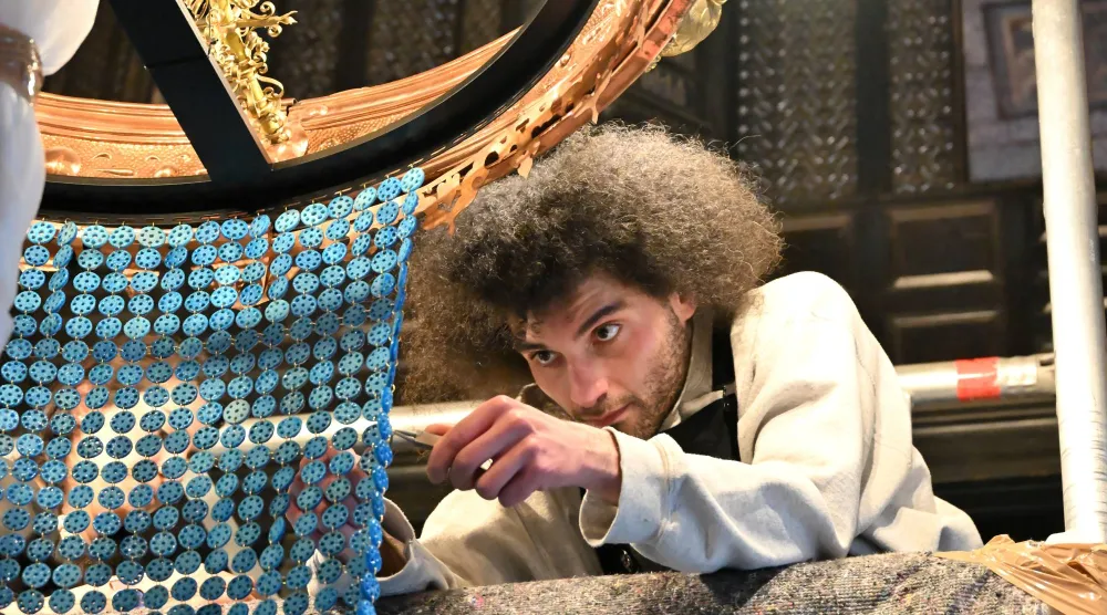 رمزي ملاط أثناء تركيب عمله في قاعة العرب بمتحف «ليتون هاوس» بلندن (الفنان)