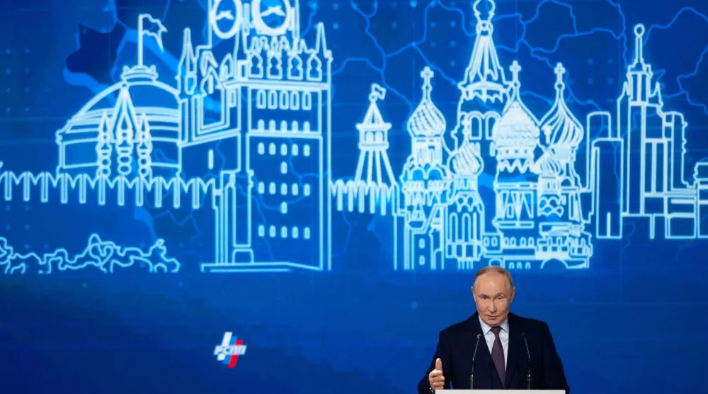 الرئيس الروسي فلاديمير بوتين متحدثاً خلال «المؤتمر السنوي لاتحاد الصناعيين ورجال الأعمال الروس» بموسكو يوم 26 مارس الحالي (أ.ب)