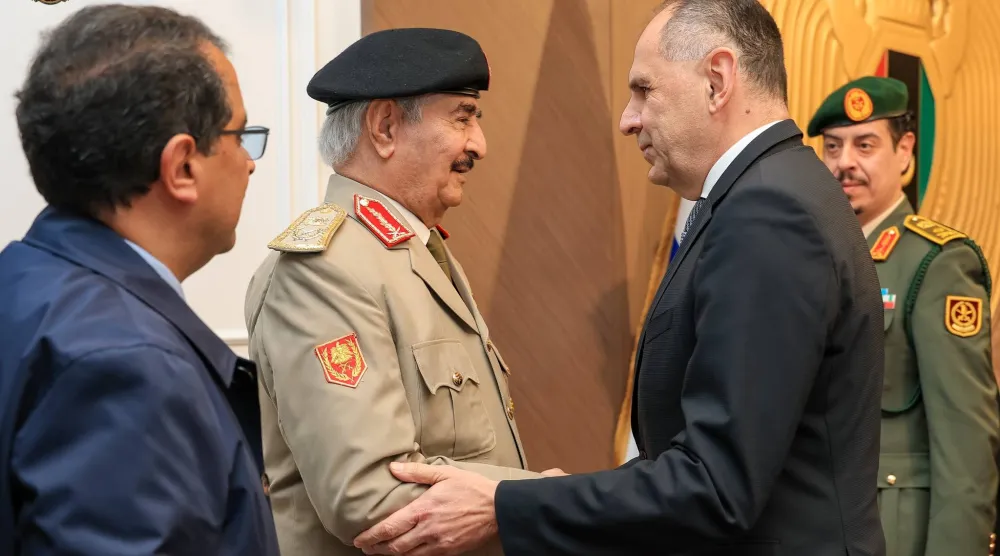 حفتر خلال استقبال وزير الخارجية اليوناني في بنغازي السبت (إعلام القيادة العامة)