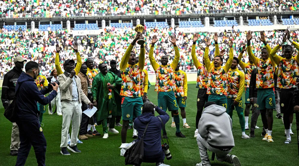 لاعبو السنغال يحتفلون بكأس أمم أفريقيا في ملعب دو فرانس (أ.ف.ب)