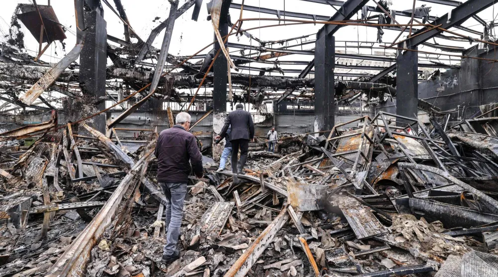 آثار الدمار بعد غارة على طهران (أ.ف.ب)