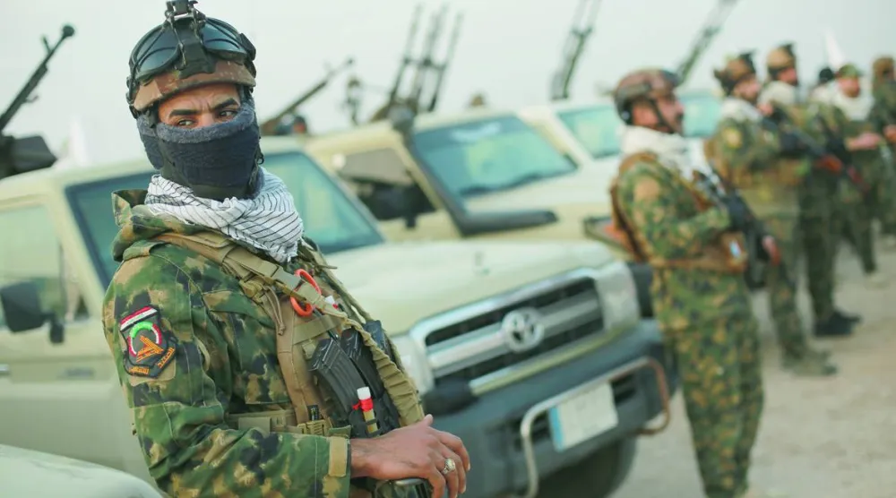 أفراد من «الحشد الشعبي» قرب الحدود العراقية السورية 23 يناير 2026 (د.ب.أ)
